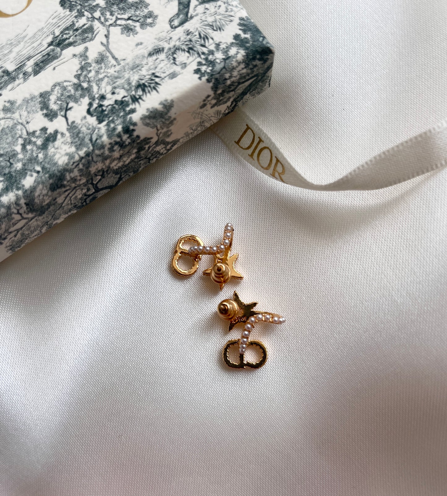 CD pearl gold vintage stud earrings