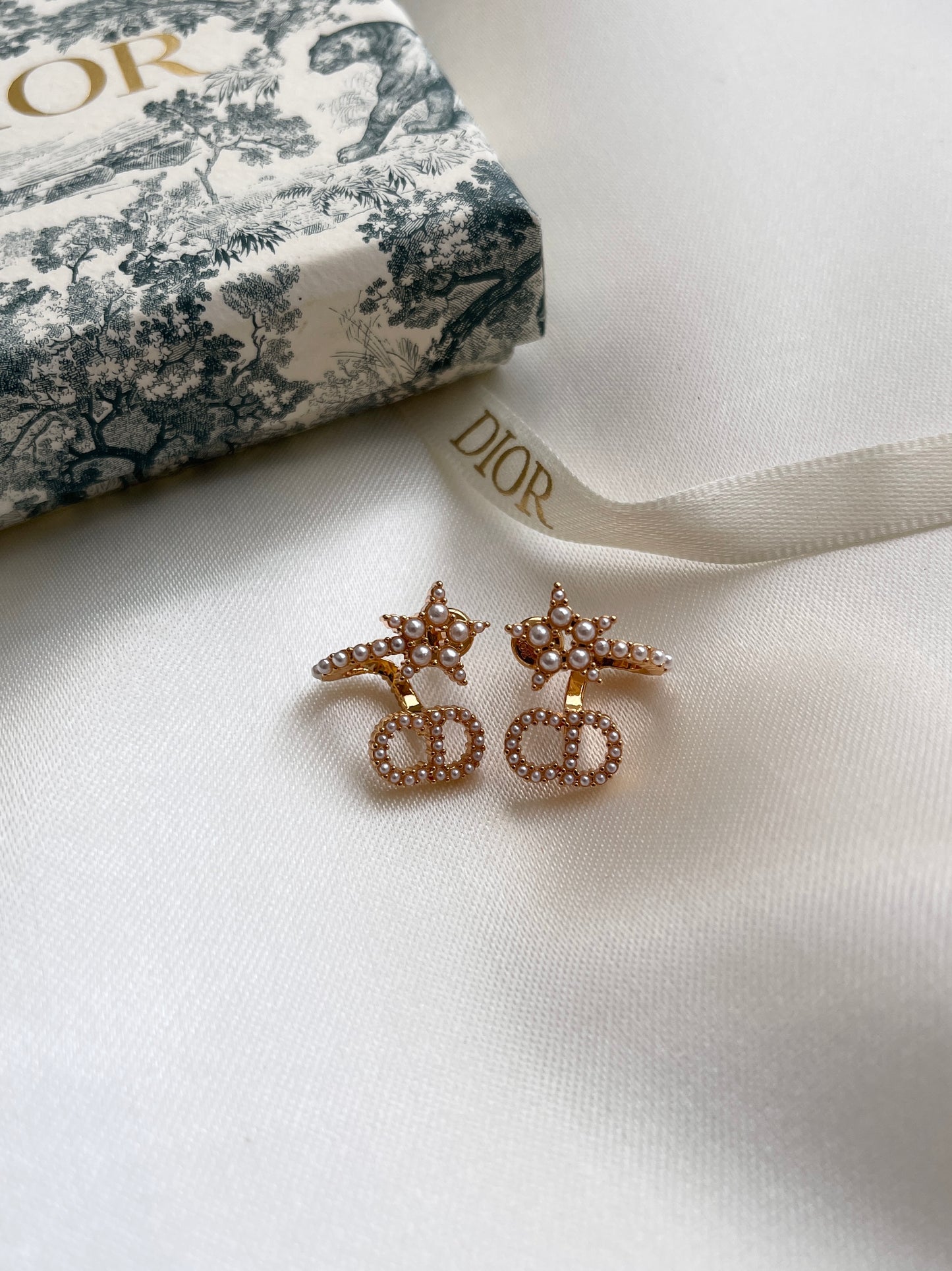 CD pearl gold vintage stud earrings