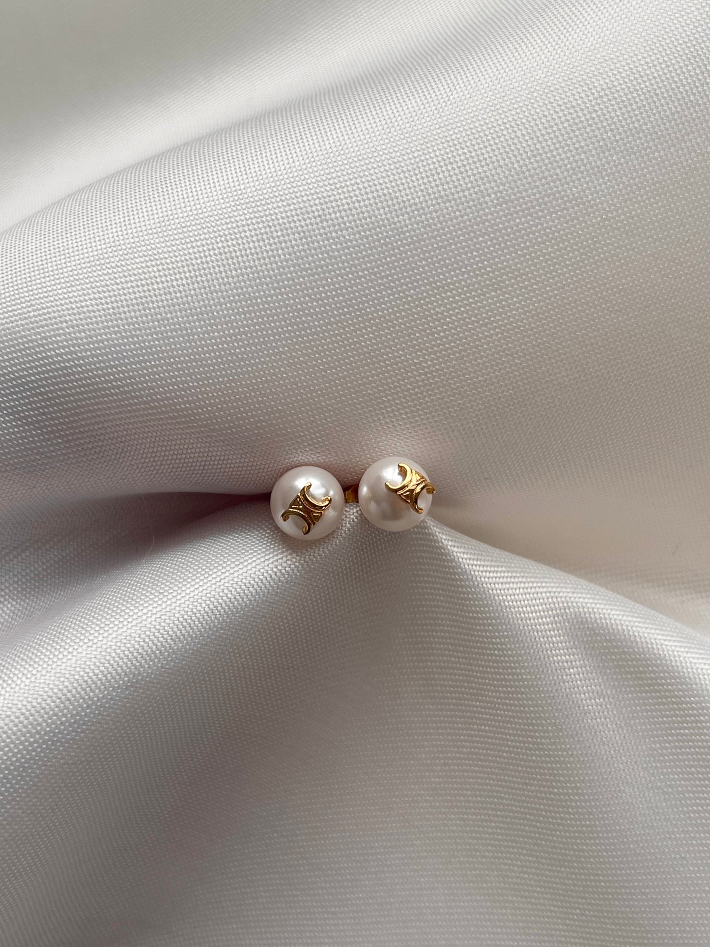 Petite Triomphe pearl earrings