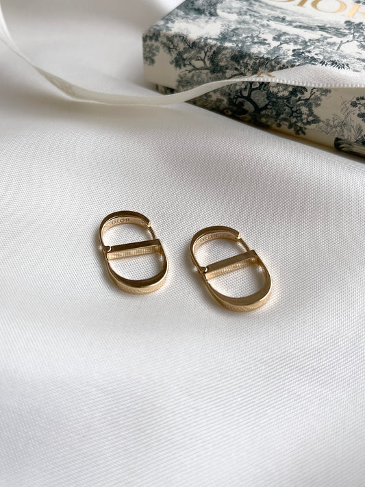 CD minimal hoop earrings