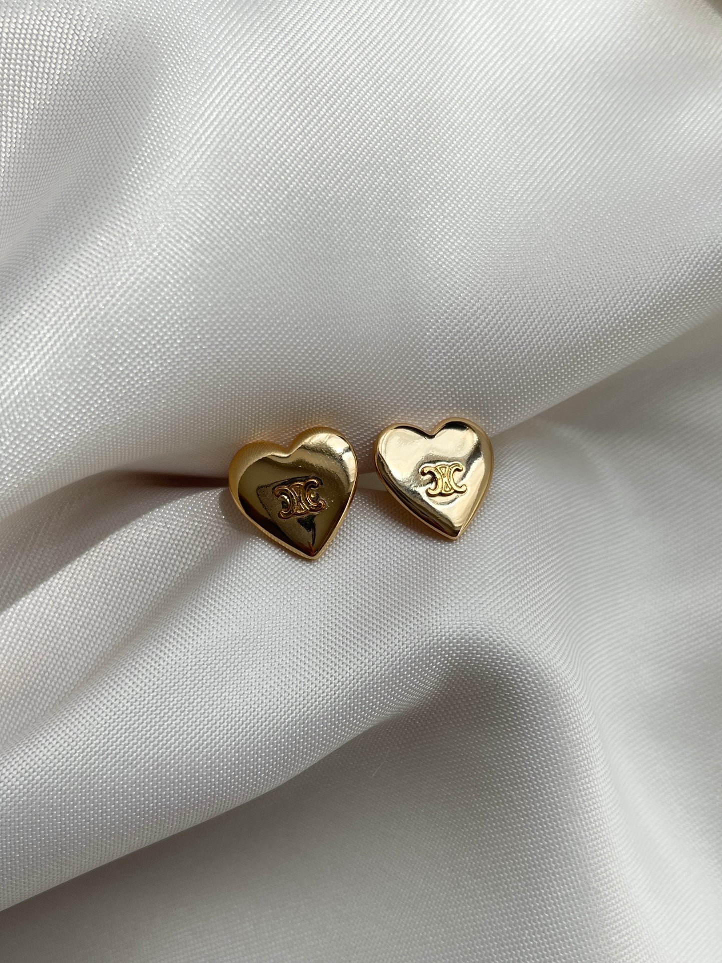 Triomphe heart stud earrings