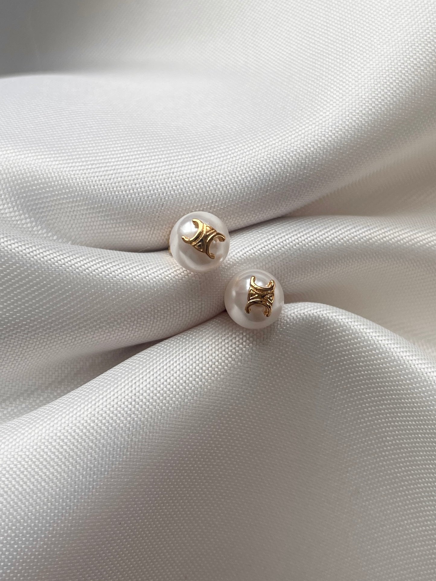 Petite Triomphe pearl earrings