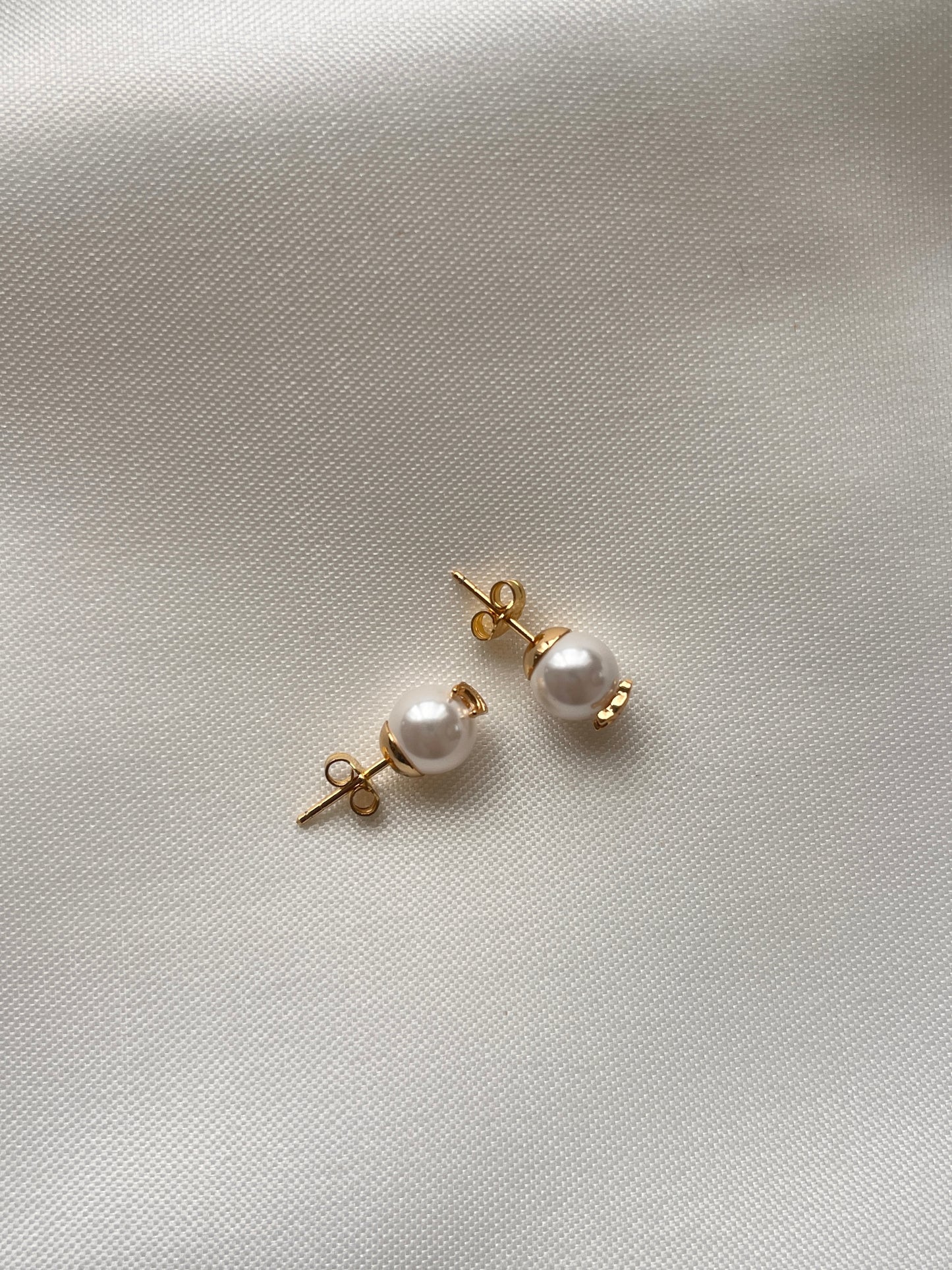 Petite Triomphe pearl earrings