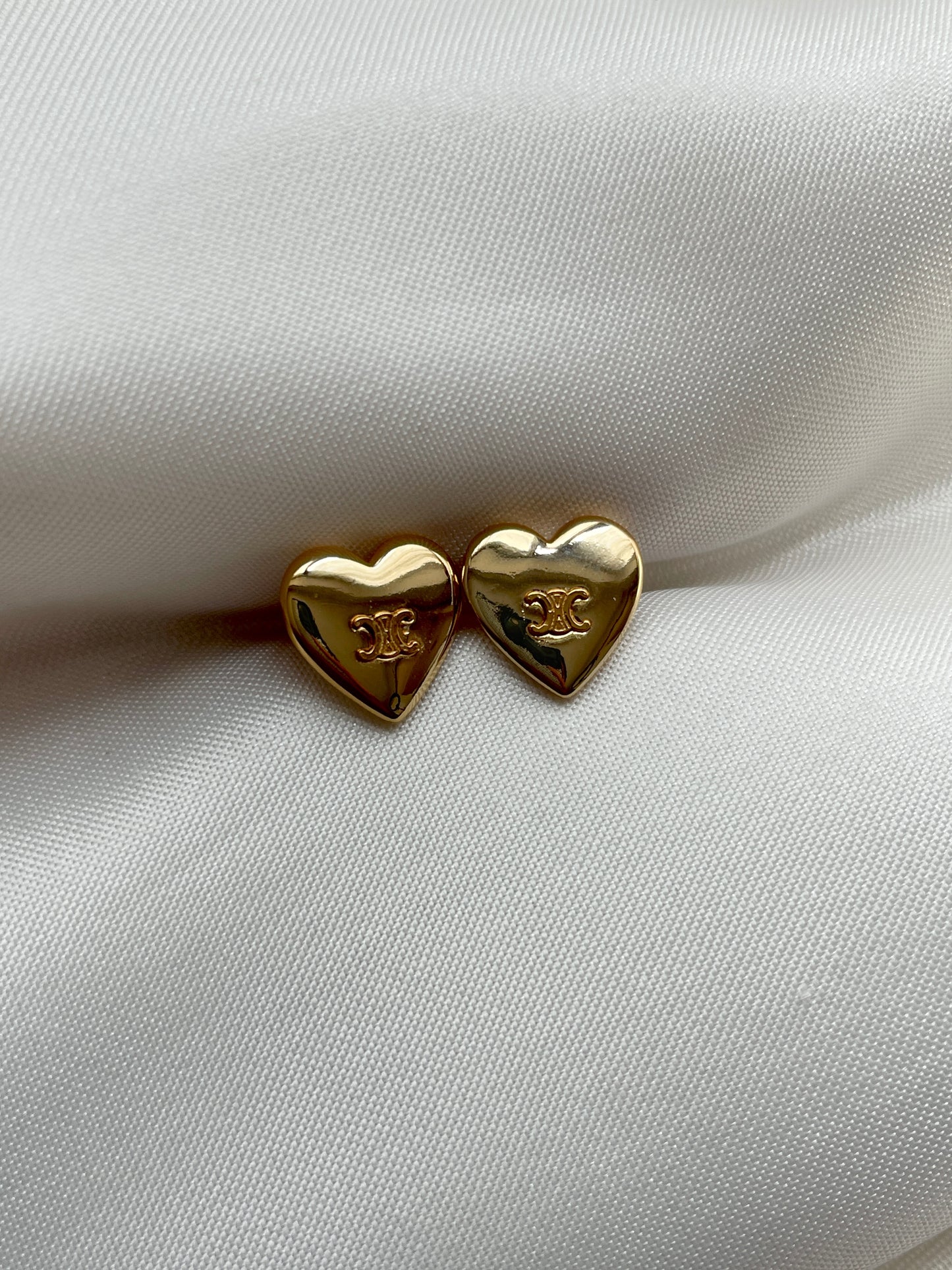 Triomphe heart stud earrings