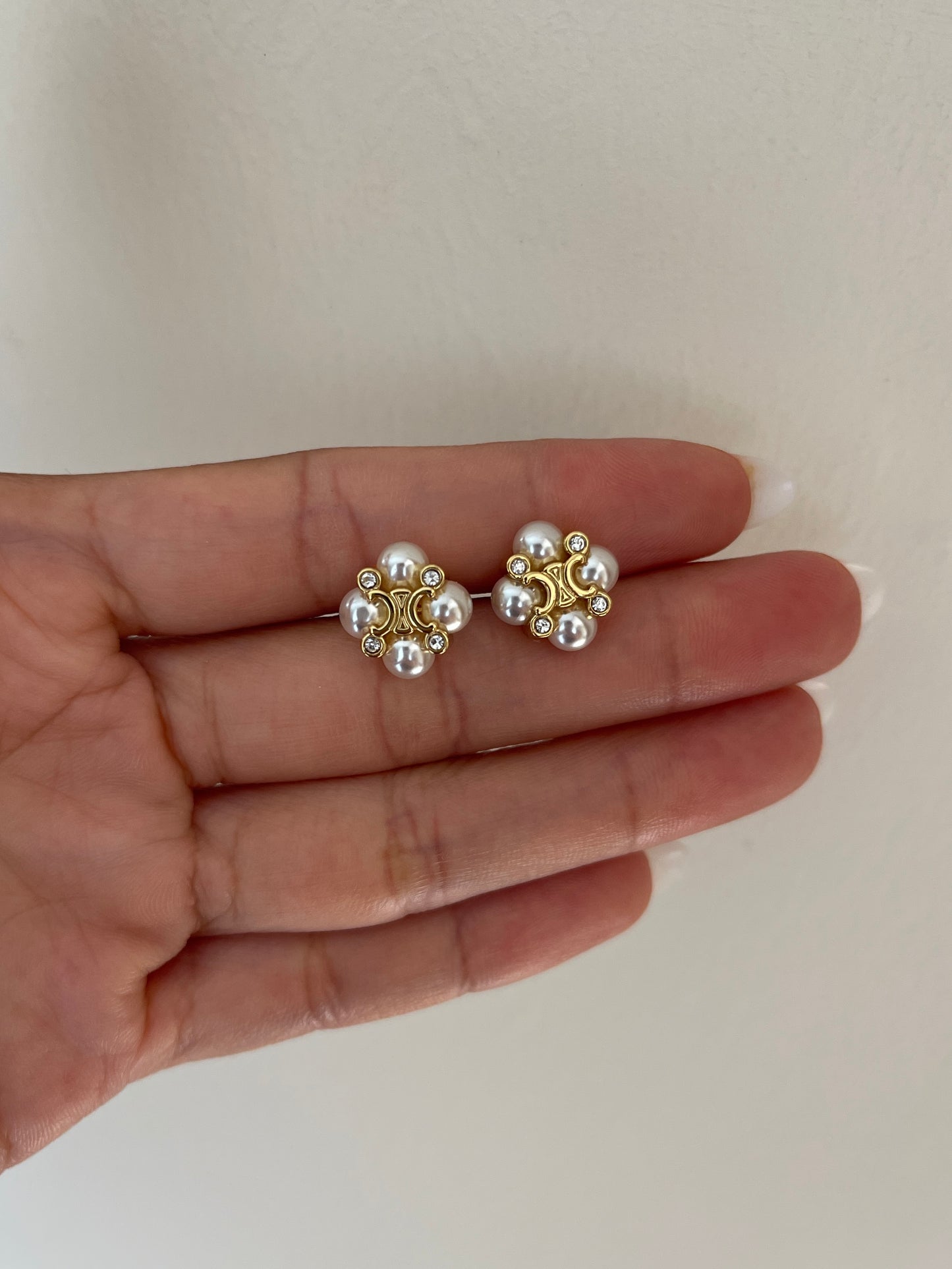 Triomphe petite pearls earrings