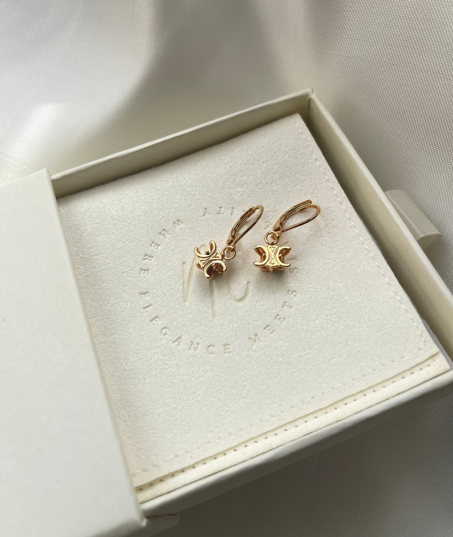 Triomphe drop gold earrings