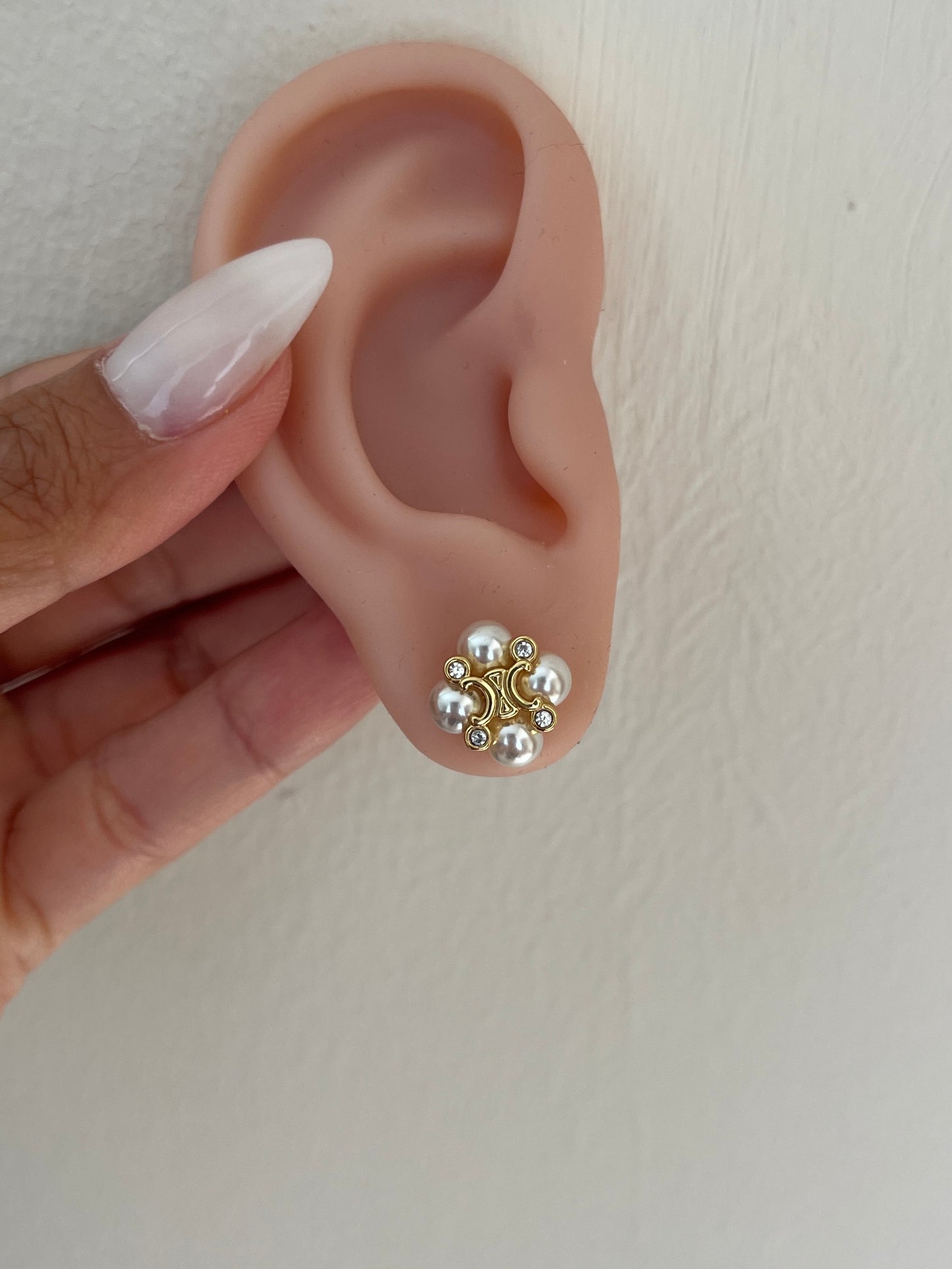 Triomphe petite pearls earrings